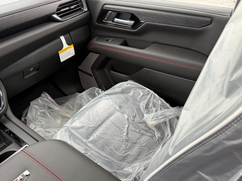 GMC Yukon Vehicle Full-screen Gallery Image 19