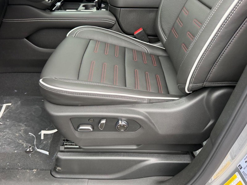 GMC Yukon Vehicle Full-screen Gallery Image 22