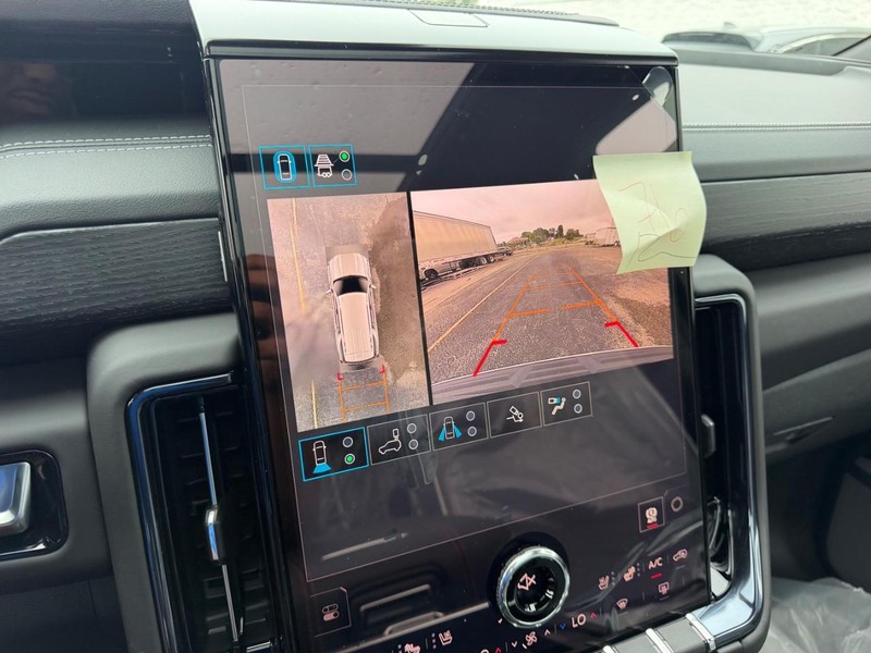 GMC Yukon Vehicle Full-screen Gallery Image 24