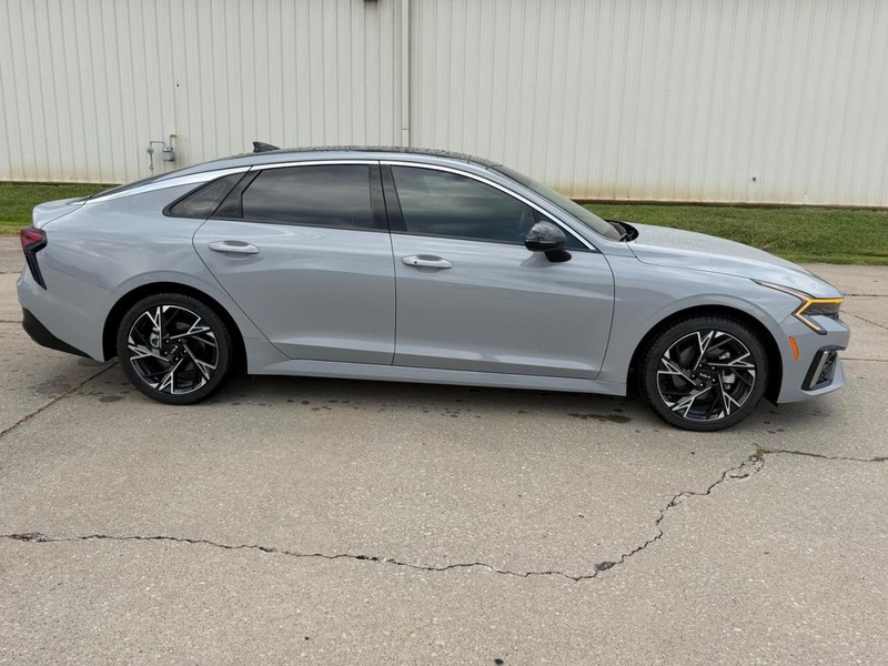 Kia K5 Vehicle Full-screen Gallery Image 2