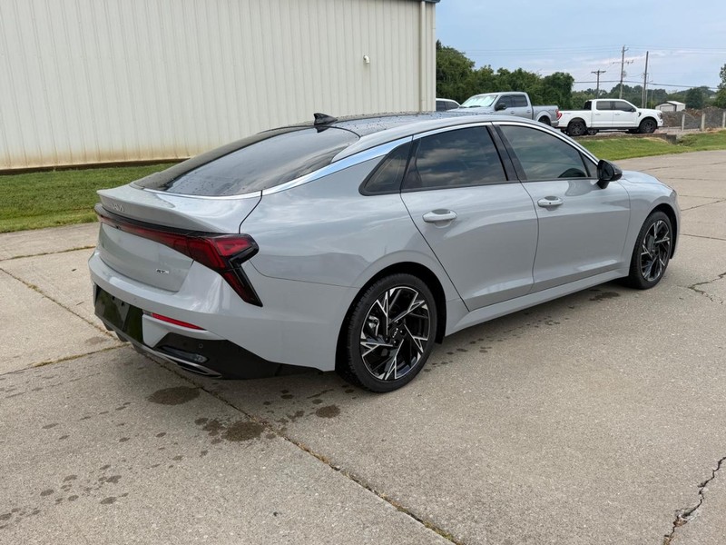Kia K5 Vehicle Full-screen Gallery Image 3