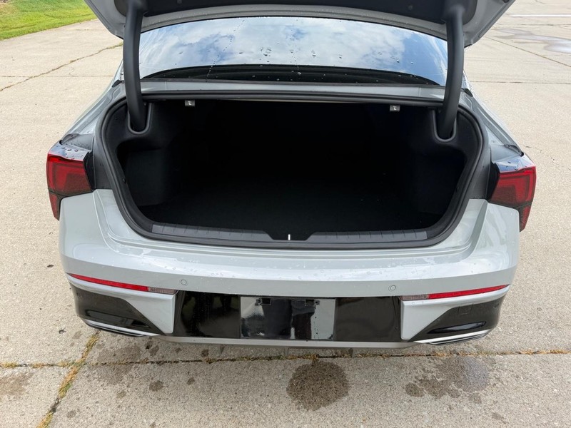 Kia K5 Vehicle Full-screen Gallery Image 5