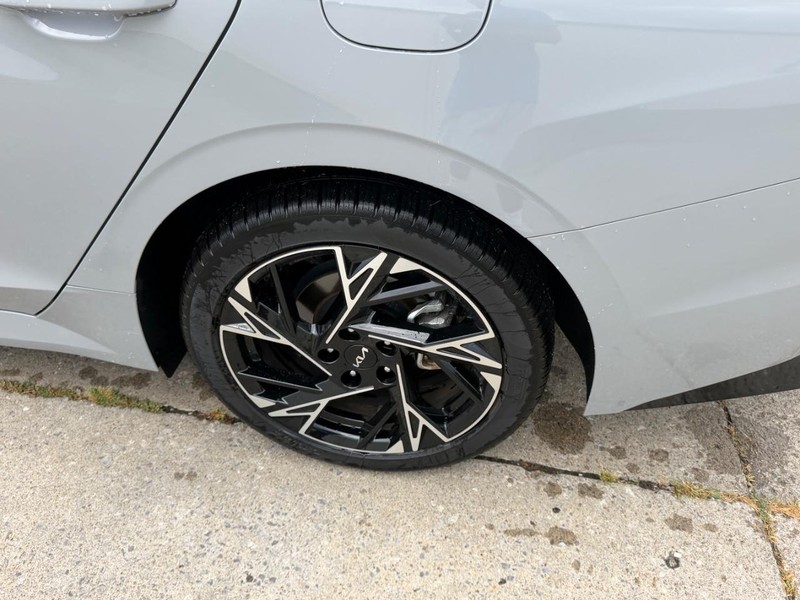 Kia K5 Vehicle Full-screen Gallery Image 6