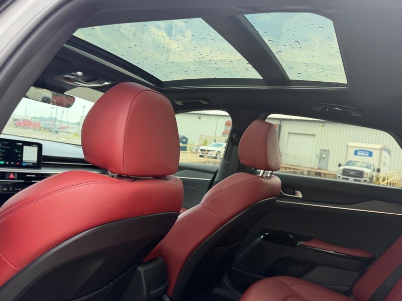Kia K5 Vehicle Full-screen Gallery Image 8