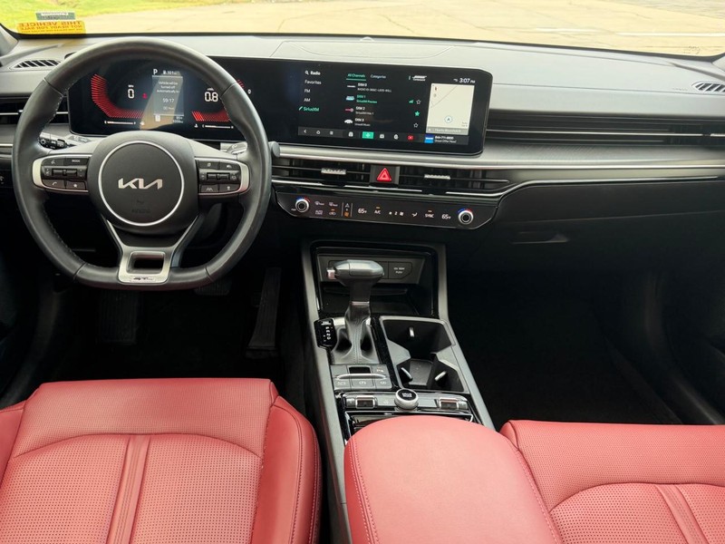 Kia K5 Vehicle Full-screen Gallery Image 9