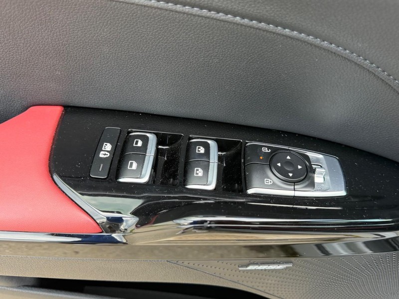 Kia K5 Vehicle Full-screen Gallery Image 17