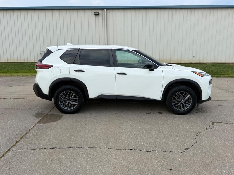 Nissan Rogue Vehicle Full-screen Gallery Image 2