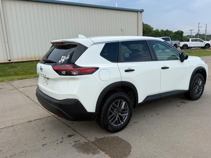Nissan Rogue Vehicle Full-screen Gallery Image 3