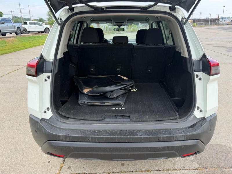 Nissan Rogue Vehicle Full-screen Gallery Image 5
