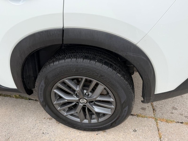 Nissan Rogue Vehicle Full-screen Gallery Image 6