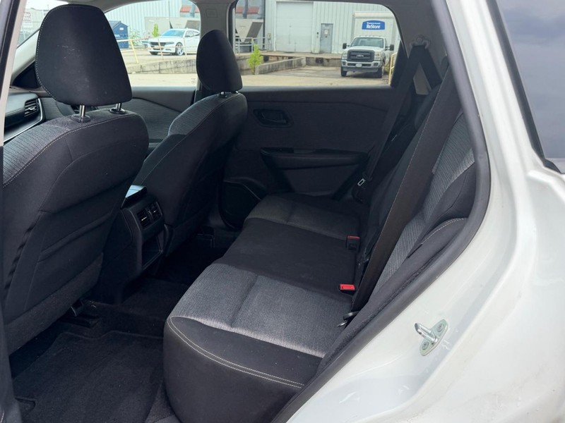 Nissan Rogue Vehicle Full-screen Gallery Image 7