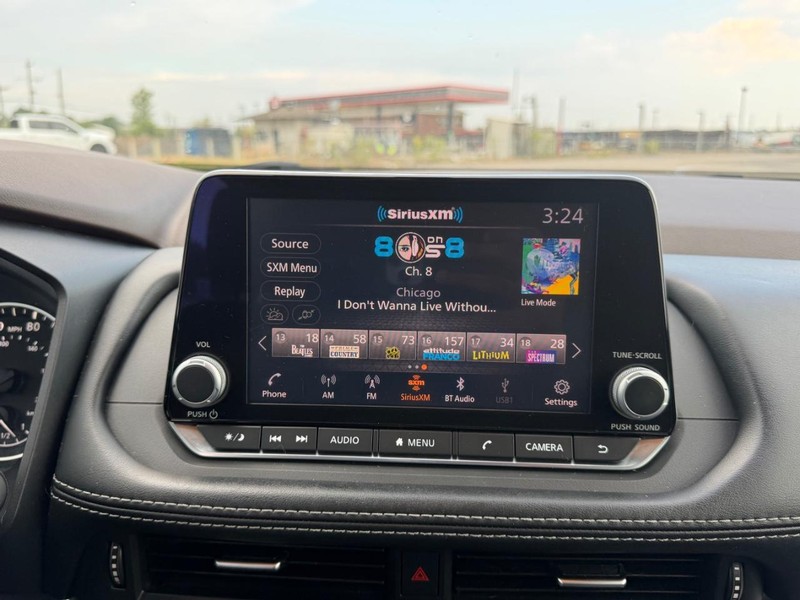Nissan Rogue Vehicle Full-screen Gallery Image 12