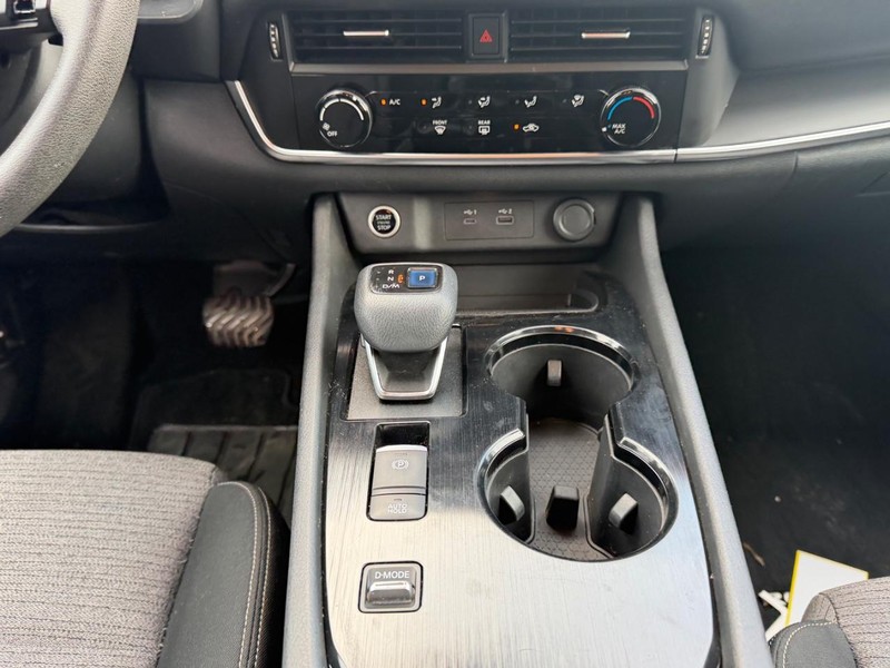 Nissan Rogue Vehicle Full-screen Gallery Image 14