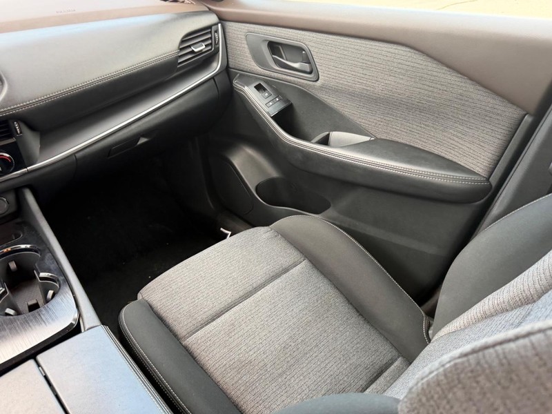 Nissan Rogue Vehicle Full-screen Gallery Image 15
