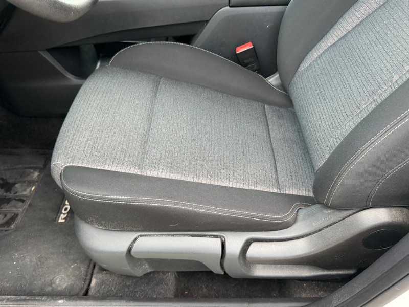 Nissan Rogue Vehicle Full-screen Gallery Image 17