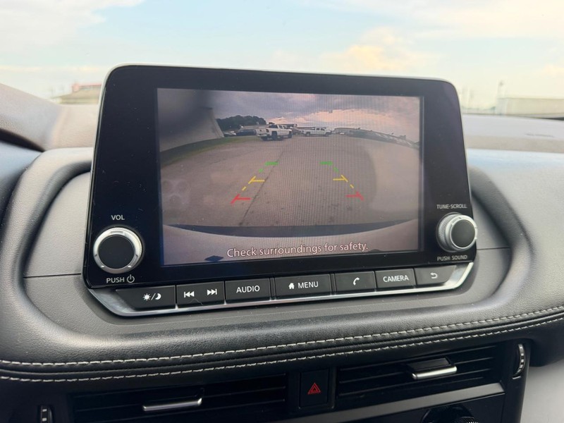 Nissan Rogue Vehicle Full-screen Gallery Image 19