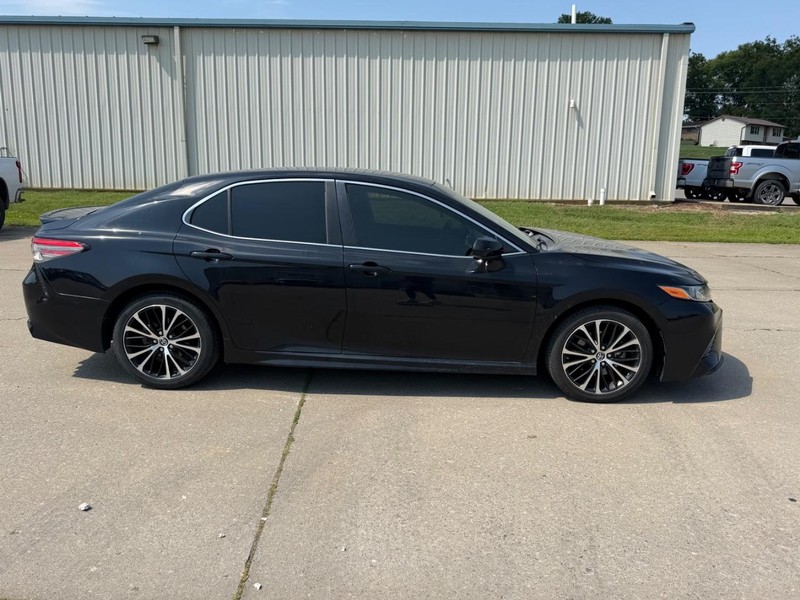 Toyota Camry Vehicle Full-screen Gallery Image 2