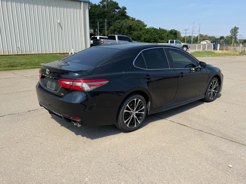 Toyota Camry Vehicle Full-screen Gallery Image 3