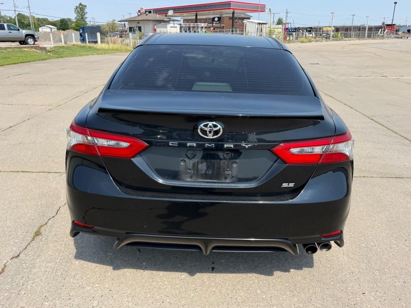 Toyota Camry Vehicle Full-screen Gallery Image 4