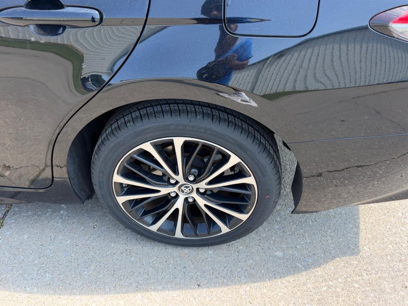 Toyota Camry Vehicle Full-screen Gallery Image 5