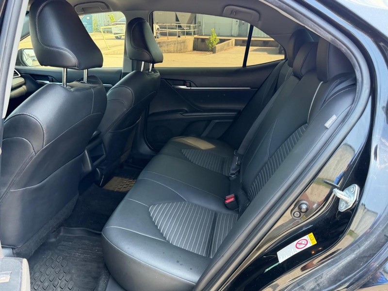 Toyota Camry Vehicle Full-screen Gallery Image 6