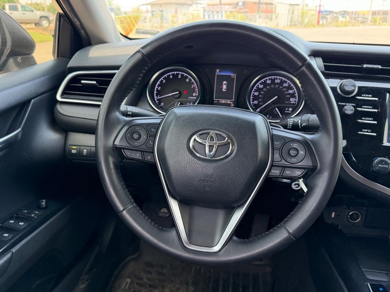 Toyota Camry Vehicle Full-screen Gallery Image 8
