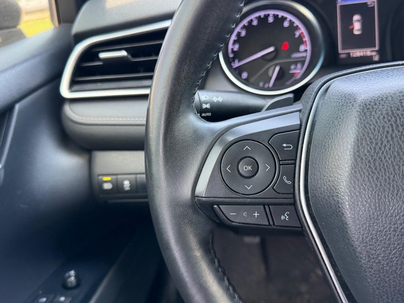 Toyota Camry Vehicle Full-screen Gallery Image 9