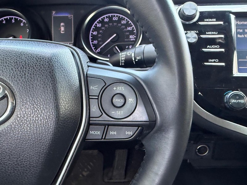 Toyota Camry Vehicle Full-screen Gallery Image 10