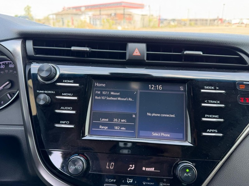 Toyota Camry Vehicle Full-screen Gallery Image 11
