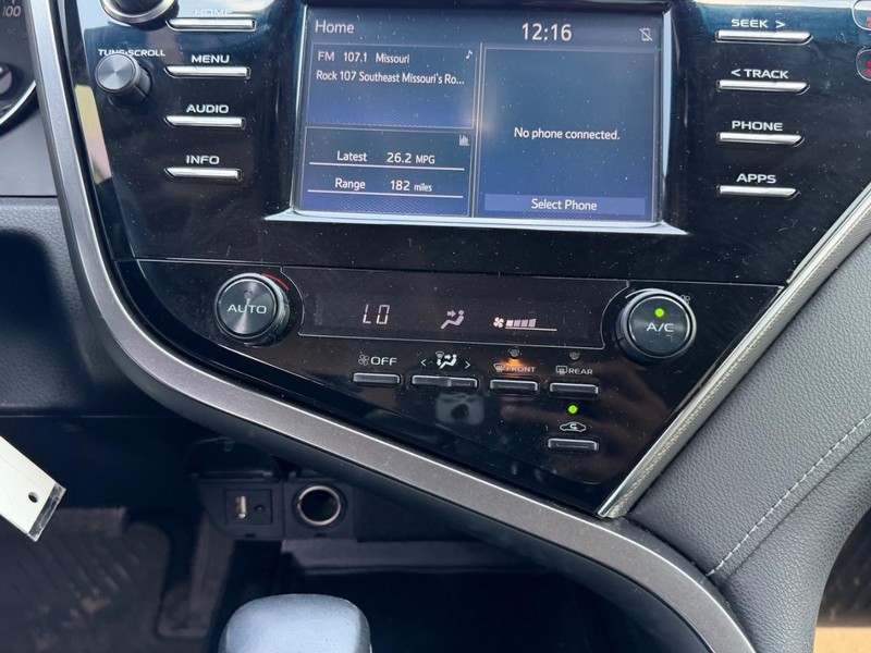 Toyota Camry Vehicle Full-screen Gallery Image 12
