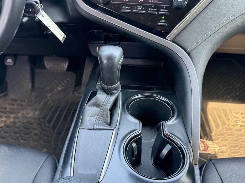 Toyota Camry Vehicle Full-screen Gallery Image 13