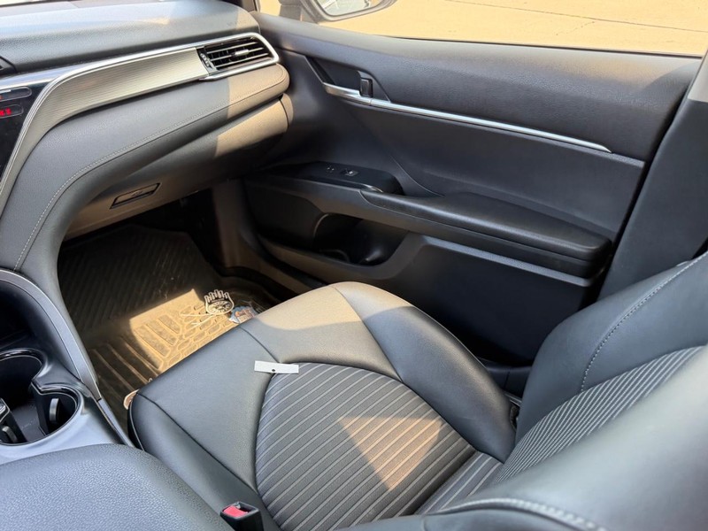 Toyota Camry Vehicle Full-screen Gallery Image 14