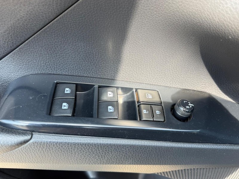 Toyota Camry Vehicle Full-screen Gallery Image 15