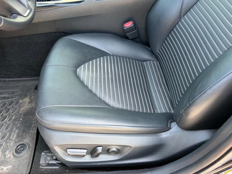 Toyota Camry Vehicle Full-screen Gallery Image 16