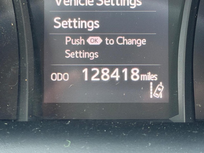 Toyota Camry Vehicle Full-screen Gallery Image 17