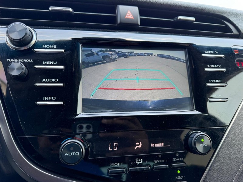 Toyota Camry Vehicle Full-screen Gallery Image 18