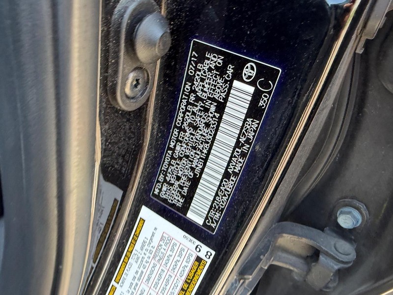 Toyota Camry Vehicle Full-screen Gallery Image 19
