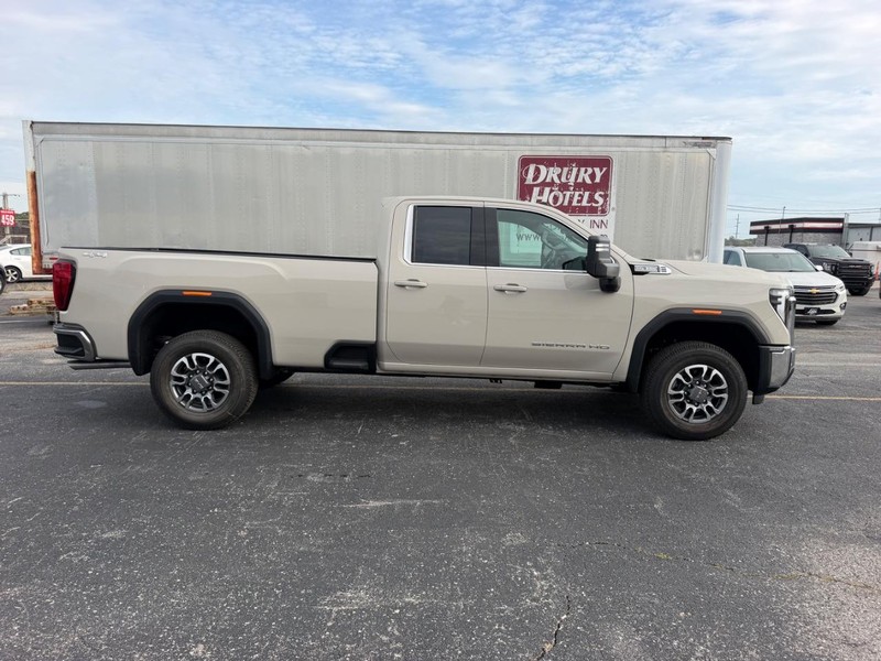 GMC Sierra 2500HD Vehicle Full-screen Gallery Image 2