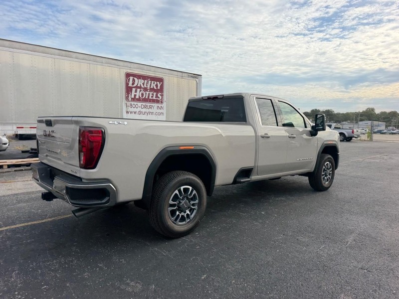 GMC Sierra 2500HD Vehicle Full-screen Gallery Image 3