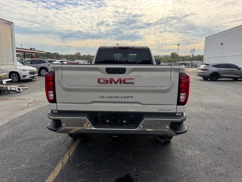 GMC Sierra 2500HD Vehicle Full-screen Gallery Image 4