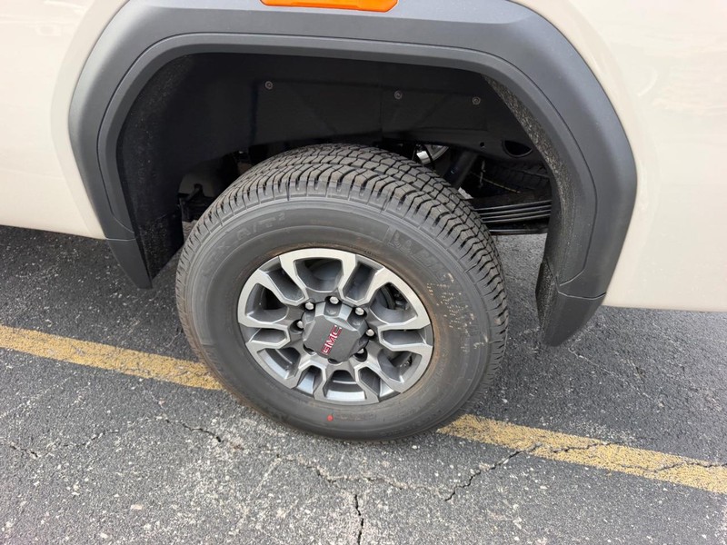 GMC Sierra 2500HD Vehicle Full-screen Gallery Image 6