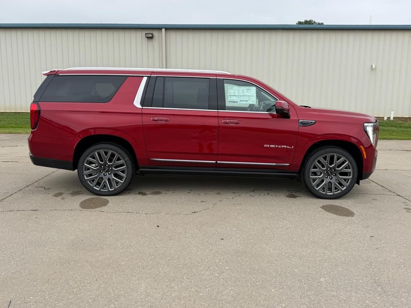 GMC Yukon XL Vehicle Full-screen Gallery Image 2
