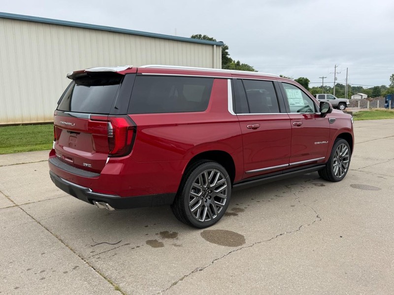 GMC Yukon XL Vehicle Full-screen Gallery Image 3