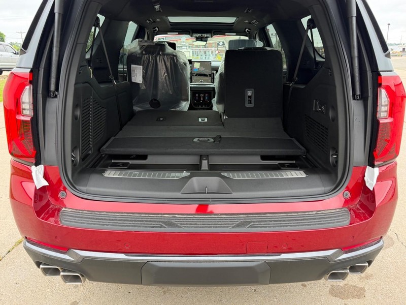 GMC Yukon XL Vehicle Full-screen Gallery Image 5