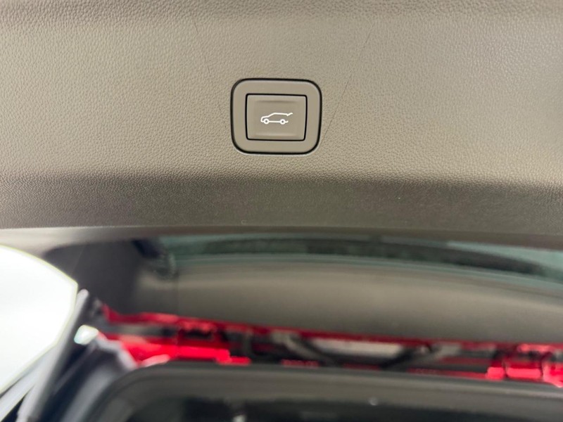 GMC Yukon XL Vehicle Full-screen Gallery Image 6