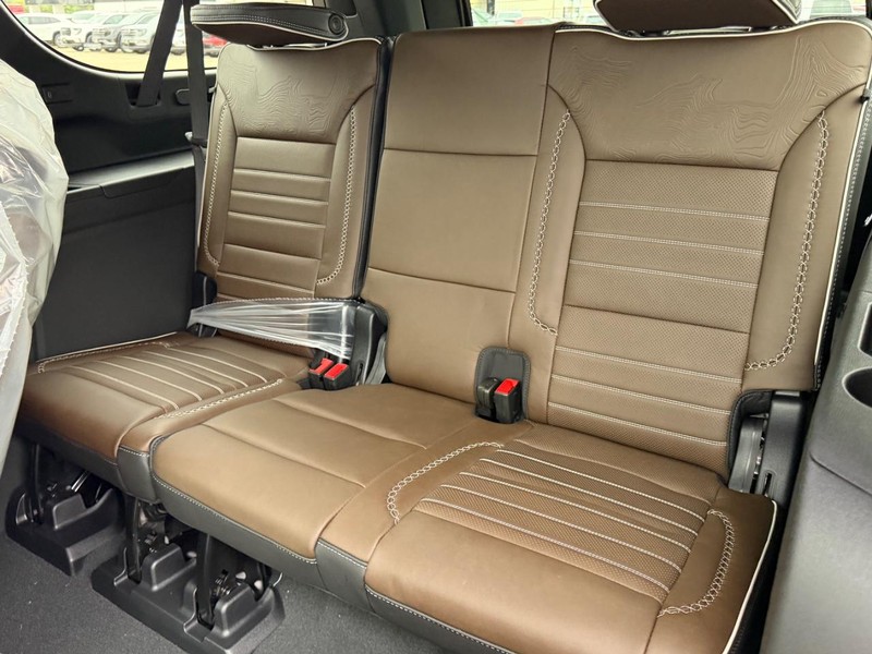 GMC Yukon XL Vehicle Full-screen Gallery Image 8