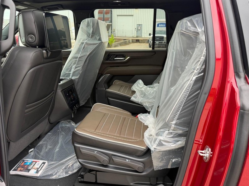 GMC Yukon XL Vehicle Full-screen Gallery Image 9