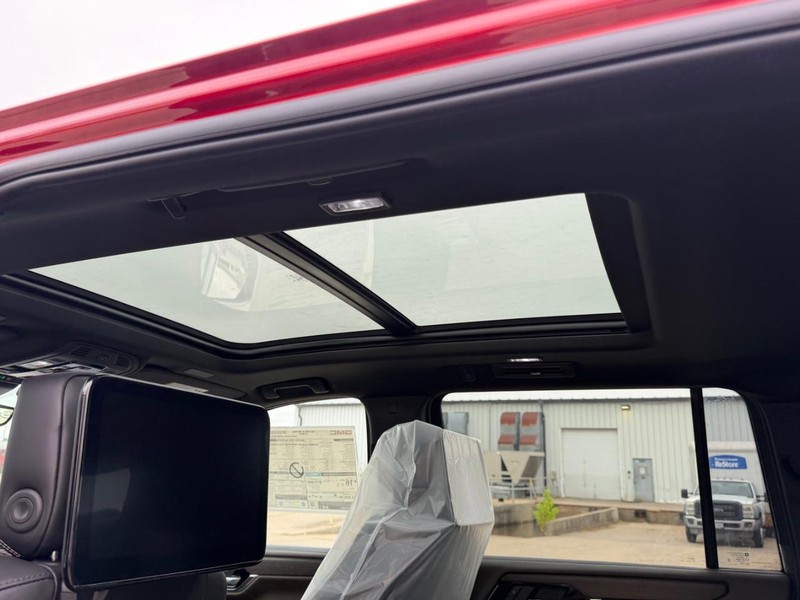 GMC Yukon XL Vehicle Full-screen Gallery Image 10