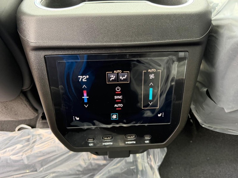 GMC Yukon XL Vehicle Full-screen Gallery Image 12