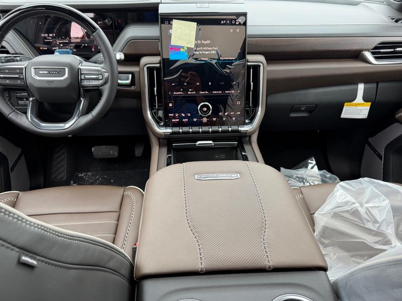 GMC Yukon XL Vehicle Full-screen Gallery Image 13